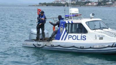 İzmir’in Aliağa ilçesinde deniz polisi ekiplerinin yürüttüğü operasyonda, deniz tabanına