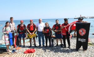Antalya’nın Kemer ilçesinde yer alan Mustafa Ertuğrul Parkı sahilindeki halk