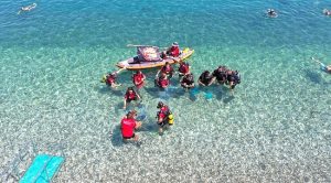 Antalya’nın Kemer ilçesinde su altı temizliği yapıldı. Turistlerin de katıldığı