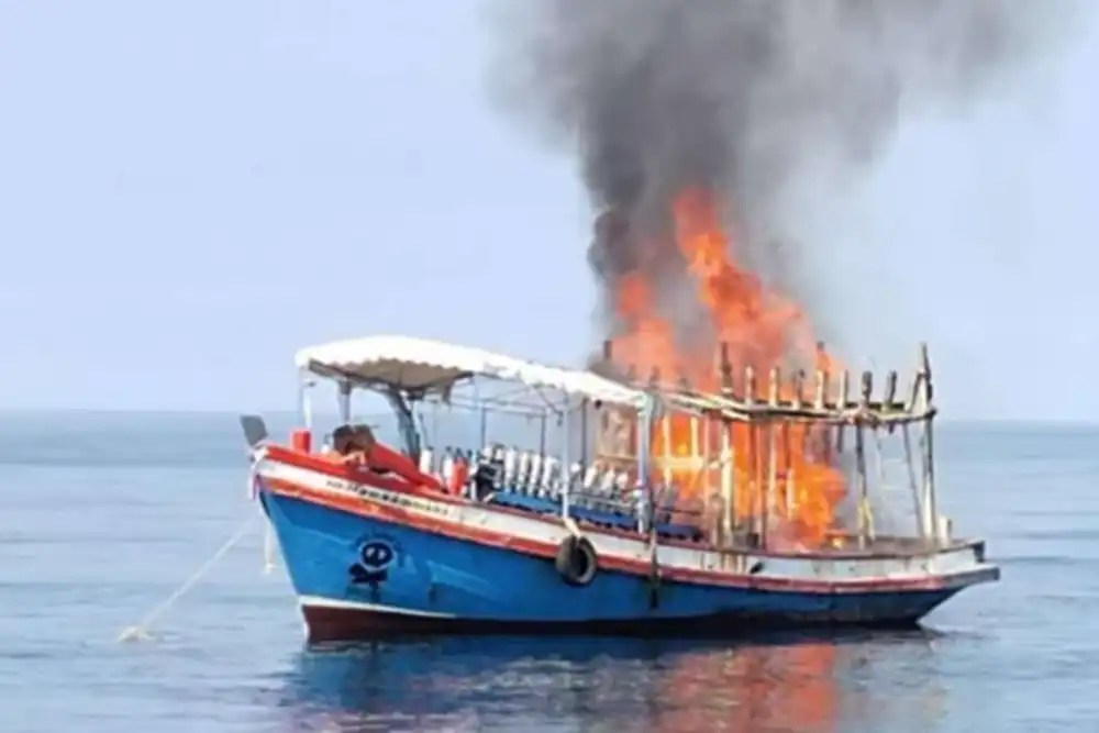 The dive boat was rapidly consumed by fire (Photo: Surat