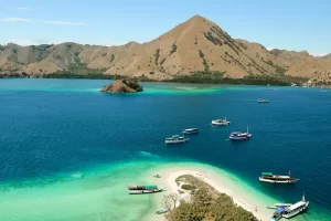 File photo of dive boats in Komodo National Park (Shutterstock)
