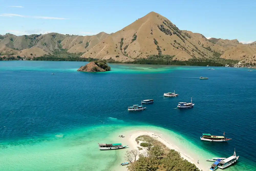 File photo of dive boats in Komodo National Park (Shutterstock)