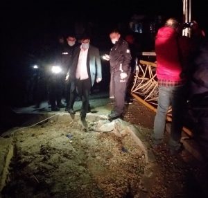 İzmir’de hortum ve dolu yağışı yaşandı. Çeşme’de hortum nedeniyle ağaçların