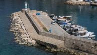 Kaleiçi’nde bulunan Yat Limanı’nı şiddetli fırtınadan ve oluşan dev dalgalardan koruyan 61 yıllık mendireğin altı boşaldı. TURMEPA-Deniz Temiz Derneği Antalya Şubesi Başkanı İzzet Ünlü, yetkililere seslenerek tarihi mendireğin onarılması için çalışma başlatılması gerektiğini söyledi. Antalya’nın tarihi Kaleiçi’ndeki Yat Limanı girişine […]