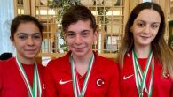 Para Yüzme Avrupa Şampiyonası sona erdi. Turnuvanın son gününde sporcularımız Sümeyye Boyacı gümüş, Sevilay Öztürk ise bronz madalya kazandı. Millilerimiz turnuvayı 6 madalya ile tamamladı. Portekiz’de düzenlenen Para Yüzme Avrupa Şampiyonası sona erdi. Millilerimiz turnuvada 3’ü gümüş, 3’ü bronz toplam […]