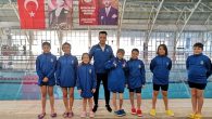 Kartepe Belediyespor bünyesinde eğitimlerine devam sporcular, Gebze’de düzenlenen müsabakalardan Türkiye birinciliği ile birlikte çok iyi derece elde ettiler. Kartepe Belediyespor bünyesinde eğitim gören sporcular, Gebze’de düzenlenen Türkiye Yüzme Federasyonu Ulusal Gelişim Projesi 11 Yaş 1. Vize Yarışları’na 4 erkek, 3 […]