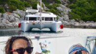 9 Nisan 2022 tahinde Antalya-Finike’den dünyayı denizden dolaşmak için yelken açan Özlem Ulubay Şahin ve Özkan Şahin çifti çok sevdikleri tekneleri Ozi’ye veda ederek seyahatlerini sonlandırdı. ‘Başka Türlü Yaşamak’ sloganıyla çıktıkları yolculuk boyunca paylaşımlarıyla deniz seyahatini sevdiren çift bir süredir […]