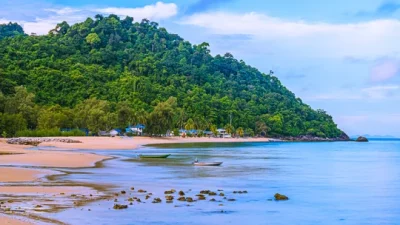 Afganistanlı bir turist, kızıyla birlikte Malezya’nın Tioman adasındaki Kampung Salang