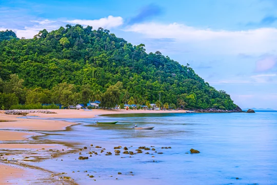 Afganistanlı bir turist, kızıyla birlikte Malezya’nın Tioman adasındaki Kampung Salang