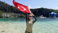 Dünya dalış rekortmeni Şahika Ercümen, Bahamalar’da 3 dakika 4 saniyede 94 metreye dalarak 25 ülkeden 44 sporcunun yarıştığı Vertical Blue Serbest Dalış Dünya Kupası’nda Türkiye rekoru kırdı. Ercümen, dalışla sabit ağırlık kategorisinde Türk spor tarihinde hem kadınlarda hem de erkeklerde […]