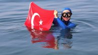 Serbest Dalışta dünya rekoru kırarak Guinness Rekorlar Kitabına adını yazdıran Şahika Ercümen, Kocaeli’de gerçekleştirdiği dalış sonrasında batık geminin etrafındaki balık çeşitliliğine hayran kaldı. Ercümen, dalış yaptığı İzmit Körfezi’nde su altında Türk bayrağını dalgalandırmayı da ihmal etmedi. Geçtiğimiz yıl Mersin’de bulunan […]