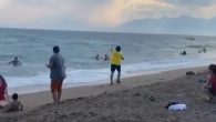 Antalya’da cankurtaran kıyafeti giyen iki kişi, bir anda düdük çalarak sahilde yüzenleri denizden çıkardı. Ardından ortalıktan kaybolan sahte cankurtaranların, neden böyle bir şey yaptıkları merak konusu oldu. Olayla ilgili Antalya Büyükşehir belediyesi de inceleme başlattı. İlginç olay, Antalya’nın Lara plajında […]