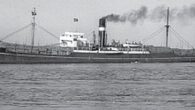 SAKARYA GEMİSİ (Batık) 1889-1943 Buharlı ve yelkenli 2612 grostonluk yolcu ve yük gemisi. Boyutlar 98,5 x 12,3 x 6,7 m çelik malzemeden üretilmiş. Motor : 1 x 3 silindir üçlü genleşmeli buhar motoru, İki direkli, tek şaft, 1 vida, 2 […]