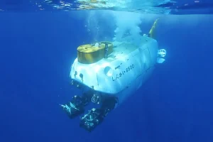 Shinkai 6500 starts her descent to the ocean depths (Photo: