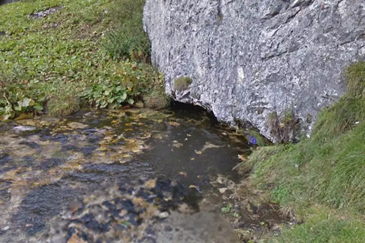 The tiny opening of the Sorgente del Brenno cave (Image: