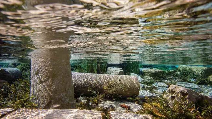 Finike ovasının turunç bahçeleri arasında mendereslenerek akan Karadin suyunun yamacında
