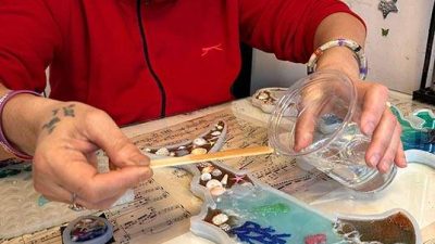 Deniz tutkusunu sanatla birleştiren profesyonel dalgıç, hobi olarak başladığı epoksi