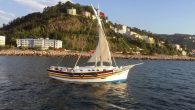 Giresunlu balıkçı ve tekne ustası Murat Gül bugün Karadeniz’de bir örneği dahi kalmayan yelkenli klasik taka teknesini eski fotoğraflardan yola çıkarak yaptı. Karadeniz’de bir dönem taşımacılıkta daha sonra balıkçılıkta kullanılmasına rağmen önemini yitirerek yerini günümüzdeki balıkçı teknelerine ve yatlara bırakan […]