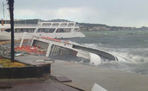 Balıkesir’in Ayvalık ilçesinde şiddetli fırtına hem denizde hem de karada