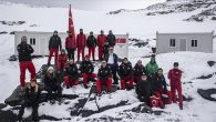 TÜBİTAK MAM Kutup Araştırmaları Enstitüsü koordinasyonunda gerçekleştirilen 6. Ulusal Antarktika Bilim Seferi’ni tamamlayan bilim heyeti 46 gün süren seferin ardından bu akşam İstanbul Havalimanı’ndan Türkiye’ye dönüş yapacak. Ulusal Antarktika Bilim Seferi katılımcıları 14 proje 120 türe ait 400 Liken ve […]