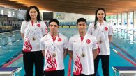 Türkiye Sualtı Sporları Federasyonundan (TSSF) yapılan açıklamaya göre, İtalya’da devam eden şampiyonada 4×50 metre su üstü bayrak yarışında Türkiye’yi Kaan Kahraman, Beril Ülker, Zeynep Elbir ve Emir Yiğit’ten oluşan takımın temsil etti. Elemeleri 1.09.80 dakikalık dereceyle geçen milli sporcular finalde […]