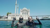 Türkiye’nin ilk ve tek yüzde 50’si geri dönüştürülmüş malzemeden oluştuğu belirtilen çevre dostu su şişesinin tanıtımı yapıldı. Milli sporcu Şahika Ercümen ile beslenme uzmanı Dilara Koçak, İstanbul Boğazı’nda yaptıkları dalışla denizlerdeki kirliliğe ve geri dönüşümün önemine dikkat çekti. Hayat Su […]