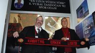Son yıllarda gelişim gösteren açık deniz yüzme sporunda önemli başarılar kazanan Vural Tandoğan’a mezun olduğu Kabataş Erkek Lisesi’nin mezunları vefalı bir davranışta bulundu. ABD’de Tahoe Gölü, Manhattan Adası, İngiltere-Fransa arasındaki Manş Denizi, Doğu Afrika kıyısındaki Malawi Gölü ve Büyük Okyanus’taki […]