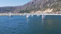 Antalya Akdeniz Yelken Kulübü sporcuları Isparta’nın Eğirdir ilçesinde kampa girdi. Yelkenciler, Eğirdir Gölü’nde antrenmanlarını sürdürüyor. Türkiye’nin yedi renkli gölü olarak bilinen ve su sporlarının merkezi olan Eğirdir Gölü, Antalya Akdeniz Yelken Kulübü sporcularını ağırlıyor. 10 optimist, 3 Laser ve 1 […]