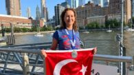 Türk yüzücü Ayşe Yasemin Bagana (57), New York’un Manhattan bölgesinin çevresinde üç nehir geçerek 46 kilometre turu 9 saat 8 dakikada tamamladı. Bagana, bunu başaran ikinci Türk kadını oldu. Türk yüzücü Bagana, 2020de planladığı turu COVID-19 pandemisi nedeniyle ertelemek zorunda […]