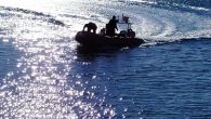 Muğla’nın Marmaris ilçesinde zıpkınla balık avına çıktıktan sonra denizde kaybolan iki kişiden birinin cansız bedenine ulaşılırken, diğer kişiyi ise arama çalışmaları devam ediyor. Edinilen bilgiye göre, Marmaris Bozburun açıklarında demirli gulet tipi teknede gemici olarak çalışan Ayhan Kemer ile usta […]